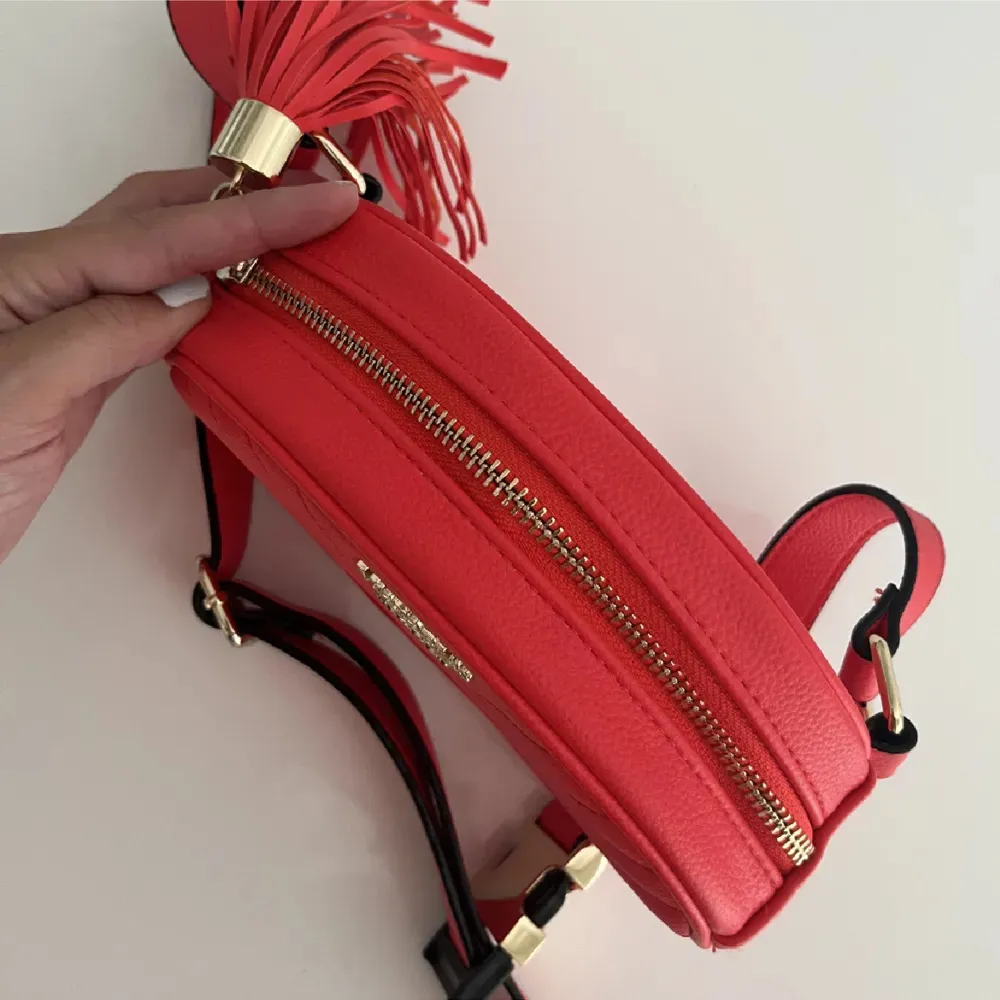 Väska från Victoria’s secret köpt 2019 i USA🫶🏼 fint skick, använd fåtal gånger för längesen. Väskor.