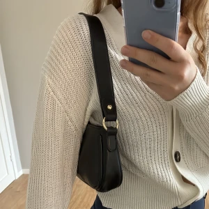 Väska - Svart baguette-väska i läderimitation. Aldrig använd.