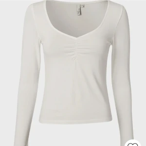 Topp - Vit topp från Nelly. Super stretchig men ändå figurnära. Strl S.