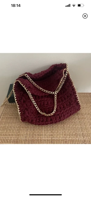 Liknande Stella mctnay - Säljer denna fina virkade väska som liknar dem från Stella mcrtnay. Den är använd ett fåtal gånger men är i bra skick💕
