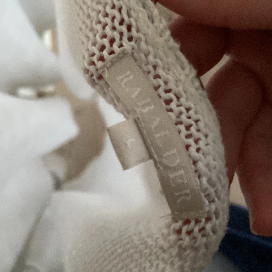 Vit stickad tröja. - 91