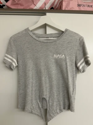 Tröja med knyte - Använd men inga tecken på användning.