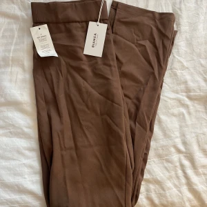 Byxor  - Byxor ifrån Biancas kollektion, raka i passformen med en slit längst ner. Aldrig använda, i mycket 