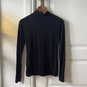 Tröja - Svart tröja med polokrage i väldigt skönt material.