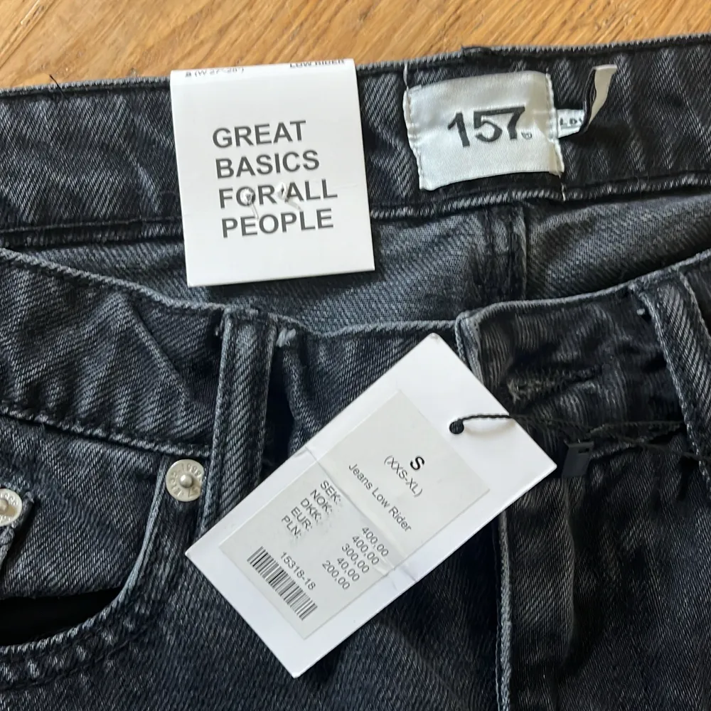 Jättesnygga, helt nya och oanvända jeans från lager 157. Köpte och klippte av för att de var för långa men klippte för mycket. Skulle passa nån som är ca 160 cm. Nypris 400, säljer för 200 inklusive frakt. Jeans & Byxor.
