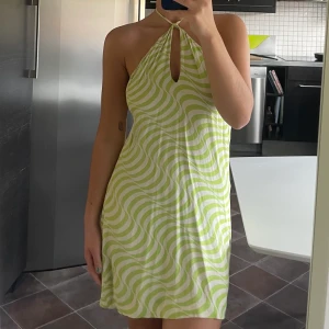 Klänning  - Klänning från Zara som används till några fester. Super skönt material och känns väldigt lätt på kroppen. Knytning i nacken och öppen i ryggen. 