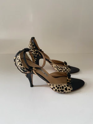 Leopard sandaler - Sandaler i fint skick i mocka / läder med metall spännen. Storlek 38. 