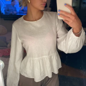 Zara blus - Köptes denna sommaren och passar till finare tillfällen men kan även användas casual🩵🩵 I torktumlaren slets några band av men sydde fast de igen (man ser knappt)🤣💕