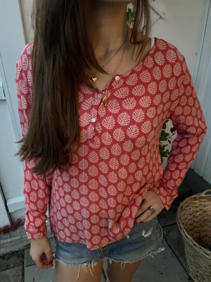 Mönstrad blus - Så söt och sommrig röd/orange blus⭐️