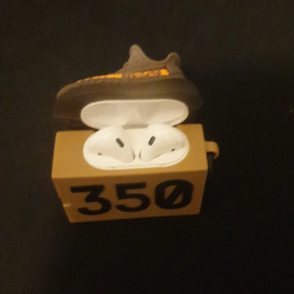 Passar generation 1 airpods. Bara testade helt nytt skick. (Airpods inte inkluderade). Asusteet.