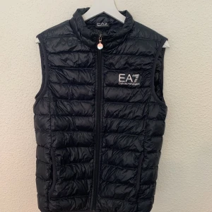 Armani väst - EA7 Armani väst Storlek:m
