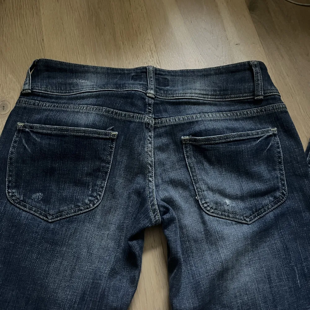 Jätte fina jeans lågmidjade. Midjan är 82 och innerbenet ma läng är 83. . Jeans & Byxor.