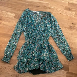Zara klänning - Jättefin klänning från Zara. Aldrig använd, nyskick. Storlek M.