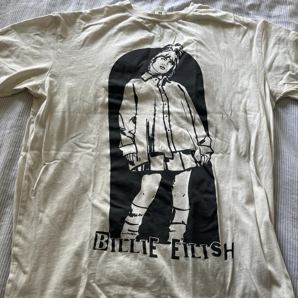 Jag säljer en Billie Eilish t-shirt från hm i storlek 158/164, bara använd några få gånger. Priset kan diskuteras!☺️💗. T-shirts.