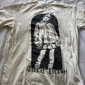 Jag säljer en Billie Eilish t-shirt från hm i storlek 158/164, bara använd några få gånger. Priset kan diskuteras!☺️💗