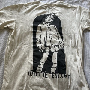 Billie Eilish t-shirt  - Jag säljer en Billie Eilish t-shirt från hm i storlek 158/164, bara använd några få gånger. Priset kan diskuteras!☺️💗