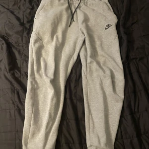 Nike Tech fleece  - Säljer dessa byxor då de ej används. Väl använda men i bra skick. Pris kan diskuteras.