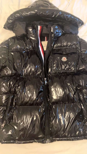 Moncler jacka  - Hej säljer en Moncler jacka fint skick samt ingår lappar. 