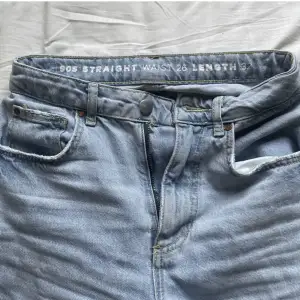 90s straight ljusblå jeans med hål från Gina Tricot, waist 26 length 32
