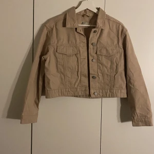 Jeansjacka - Beige kort jeansjacka i storlek S.