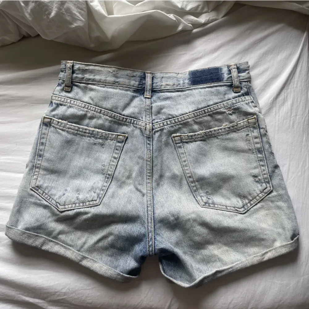 Jeansshorts med slitningar från Gina Tricot storlek 34. Säljer pga de har blivit för små för mig. Shorts.