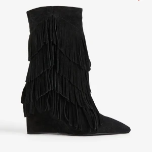 Boots  - Helt nya boots från h&m storlek 40 men små i storleken så skulle säga mer än 39, nypris 1499 säljer för 1200, använda en gång Slutsålda på hemsidan 