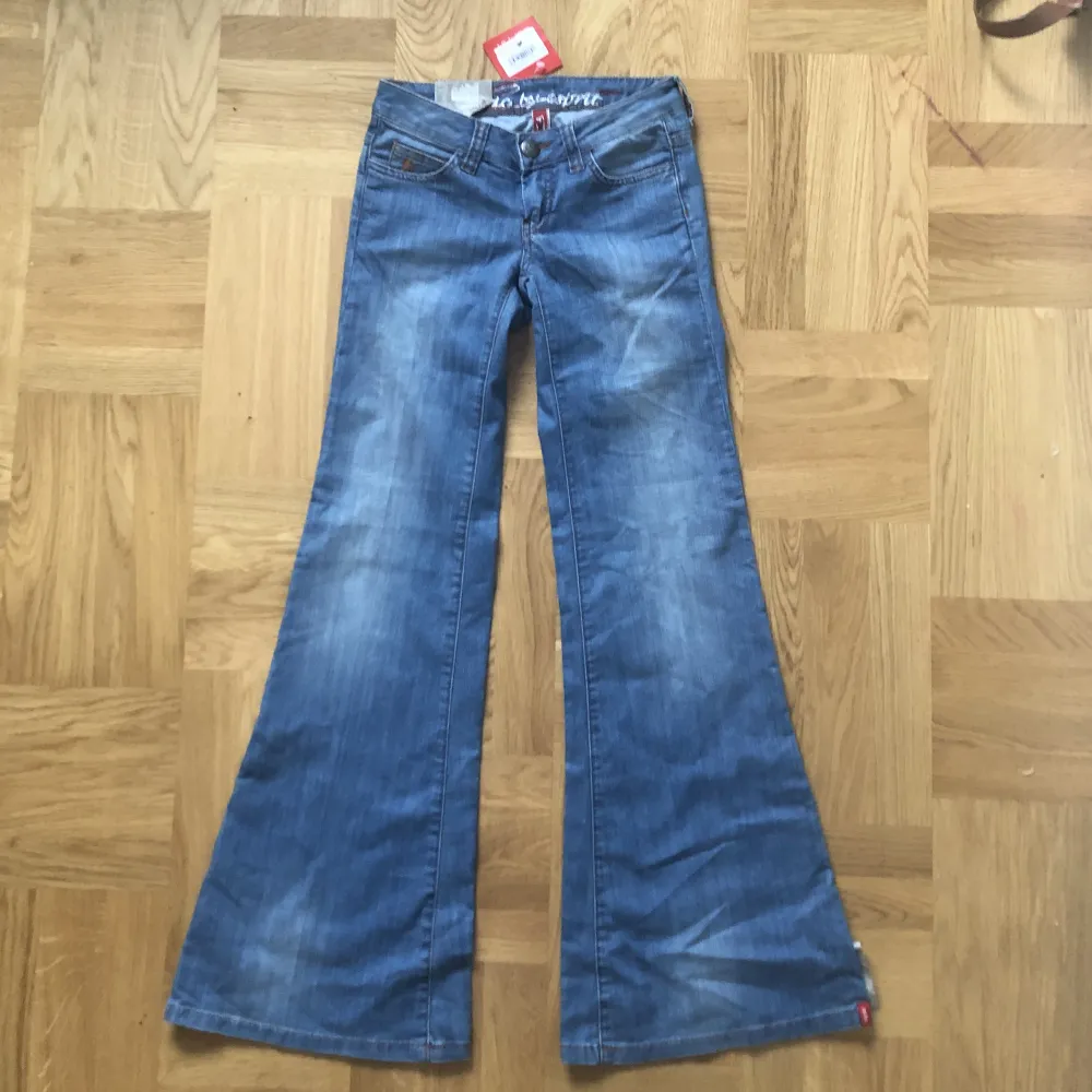 Nya lågmidjade bootcut jeans från EDC by esperit   Midjemått: 72cm  Innerbenslängd: 78cm . Jeans & Byxor.