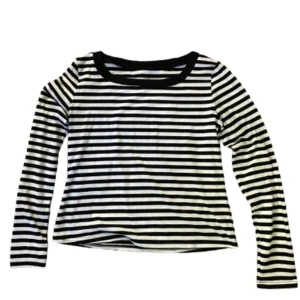 svartvit randig tröja  - ny | S | svart/vit jättefin och bekväm svartvit randig tröja i storlek S (jag på bilden har storlek xs/s)  hör gärna av dig om du har nagra fragor angaende produkten eller om du vill ha fler bilder osv 💘