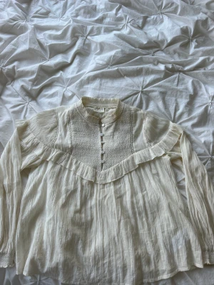Vit långärmad blus  - As snygg blus!! Köpte i någon liten butik för ca 1000 kr💕