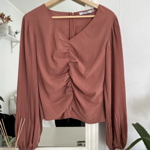 Chiffong blus  - Säljer den här vackra somriga blusen i chiffong från NA-KD i storlek 38. Har endast använt den en gång så den är som ny, har inga defekter eller märken💗älskar den så mycket men kan inte matcha den🥲