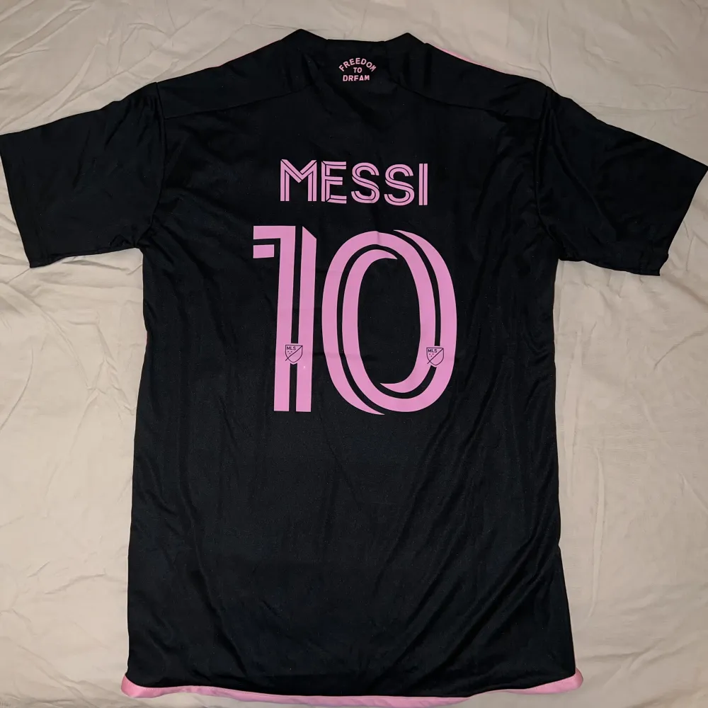 Miami Messi fotbollströja, stlr M. Oanvänd. Kopia. . T-shirts.
