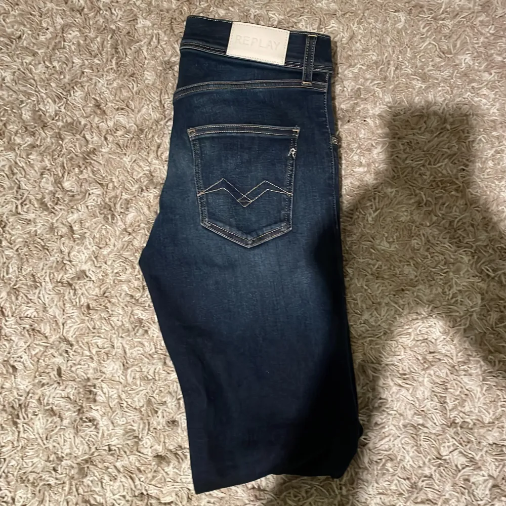 Hej jag säljer mina replay jeans. Dem är knappt använda och i skick 9/10 det är barnstorlek. Men jag skulle säga att dem är som 28/30 i vuxen storlek nypris 1500kr. Jeans & Byxor.
