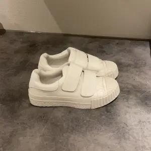 Vita sneakers från Ellos🤍Bra skick, passar mig som vanligtvis har 38/39 i storlek 