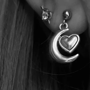 Handgjorda örhängen måne hjärta - Säljer nu dessa handgjorda örhängen med månar och hjärtan på! Om du vill köpa är det bara att klicka på ”köp nu” direkt!❣️👌🏻⭐️ 10 par inne, varje gång köp sker publiceras annonsen om igen👌🏻