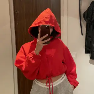 Röd cropped hoodie justerbar i midjan! 