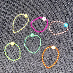 Armband  - Säljer ett pack med armband för 30kr eller 10kr styck plus frakt! Alla armband är handgjorda! 🙌🏻