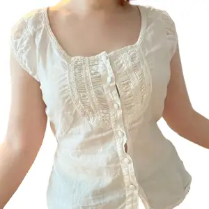 Intressekoll på denna så söta vita skjorta/blus med snöre där bak som man kan knyta för att göra tightare<3 (det ser lite blått ut på bilden eftersom jag har jeans under) skicka prisförslag!