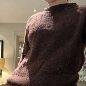 brun stickad tröja - brun stickad tröja från märket inwear. materialet syns bäst på sista bilden. osäker på storleken men den passar mig som vanligtvis har M!