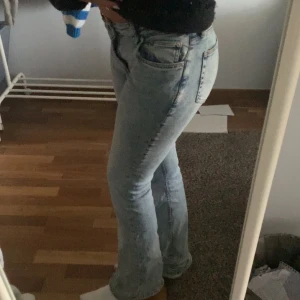 Lågmidjade bootcut jeans! - Lågmidjade jeans med bootcut från weekday i stretchigt material, nypris 600🩷jag är 172 och dom är långa