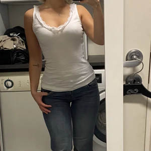 Linne med spetskant - Linne från H&M. Storlek xs. 