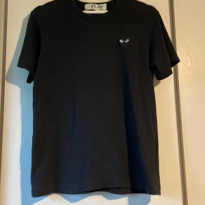 Cdg T-shirt  - Säljer nu denna T-shirt eftersom att jag inte använder den längre. Köpt för 1199 på NK och använd ett fåtal gånger. Skick 9/10