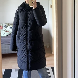 Lång dunjacka - En längre dunjacka som går precis under knäna på mig som är 176cm. Köpt förra vintern för 899kr och använd ganska mycket, men fortfarande i ett bra skick. Hittat en ny vinterjacka därför säljer jag denna. Frakten tillkommer i priset!🔥Använd gärna köp nu