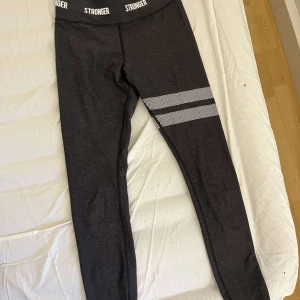 Stronger  - Knappt använda stronger tights, storlek S. Jättefint skick