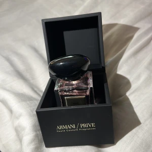 Armani parfym 50ML  - Superfräch parfym men inte riktigt min doft.  Rosdoft med citrusnoter.  köpte för nån månad sedan o den har bara stått på hyllan i förpackning. Nypris 1.400kr 