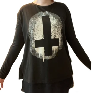 tröja upp och nervänt kors - Intressekoll på denna asballa tröja med upp och ner vänt kors! Stretchigt material