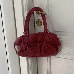 Röd väska - Supersöt liten röd handväska med detaljer❤️ Jättefint skick!  Skriv vid funderingar och kolla in mina andra plagg också💕