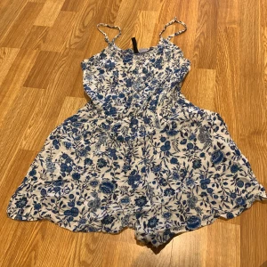 Hm jumpsuit shorts  - Hm jumpsuit shorts i nyskick Strl 36 Med fickor