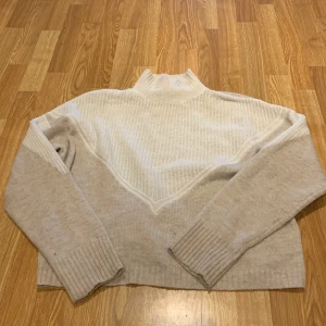 Stickad tröja - Stickad tröja från primark Strl m Liten fläck se bild 2 