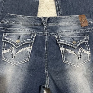 Lågmidjade bootcut jeans - Fina lågmidjade jeans med coola fickor🥰innerbenslägnd 85 midja 94. Passar mig i längden, är 179
