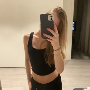 4-pack söta toppar - Fyra basic men söta toppar! Storlek XS/34. Färgerna vit, svart, ljusgrön och beige. Alla ingår i priset, väl skick. 